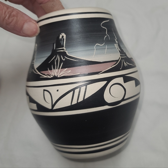 Cedar Mesa Handcrafted Navajo Desert Scene Black and White Ceramic Vase Pot - Picture 2 of 10